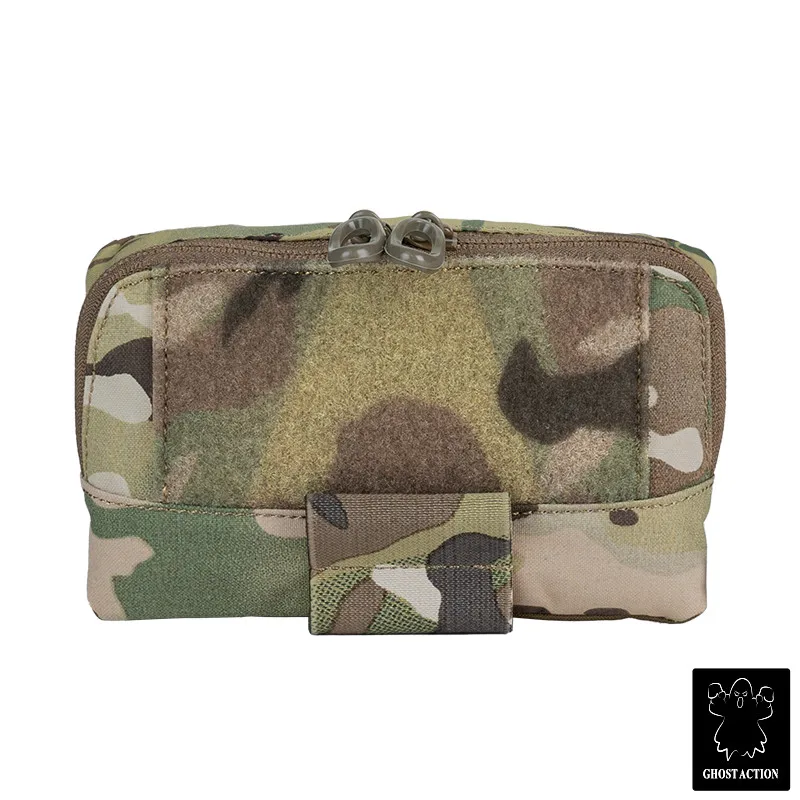 Una billetera de camuflaje con cremallera