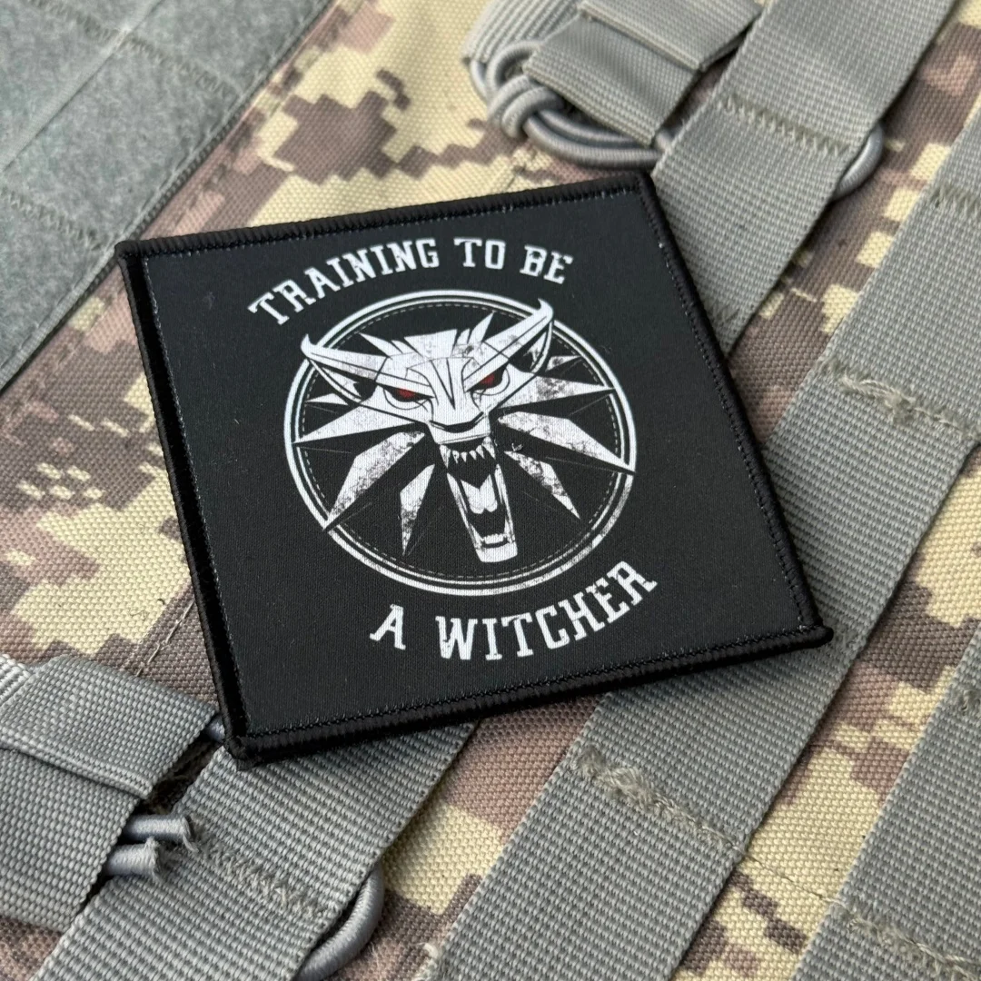 Parche con insignia de moral de lobo "RAINING TO BE A WITCHER", parches de gancho y bucle impresos tácticos del ejército militar para mochila, pegatina personalizada - imagen 5