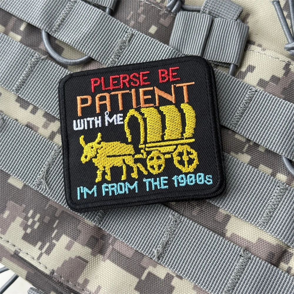 Parche con cita divertida "Sea Patient with Me Im From The 1900", insignia moral táctica, parches con gancho bordado para ropa - imagen 4