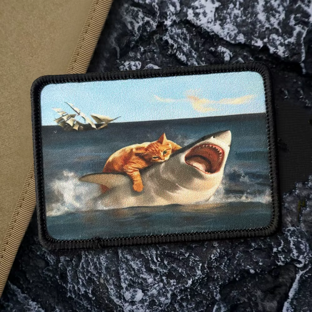 Parche táctico velcro gato montando tiburón – Meme surrealista mochila