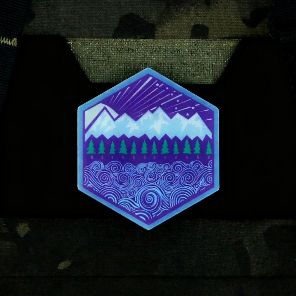 Parche Hexagonal de paisaje de bosque junto al río, brazalete táctico luminoso con impresión UV acrílica de montañas para decoración de bolsos - imagen 3