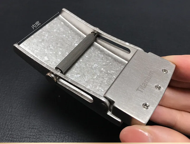 un pequeño objeto de metal