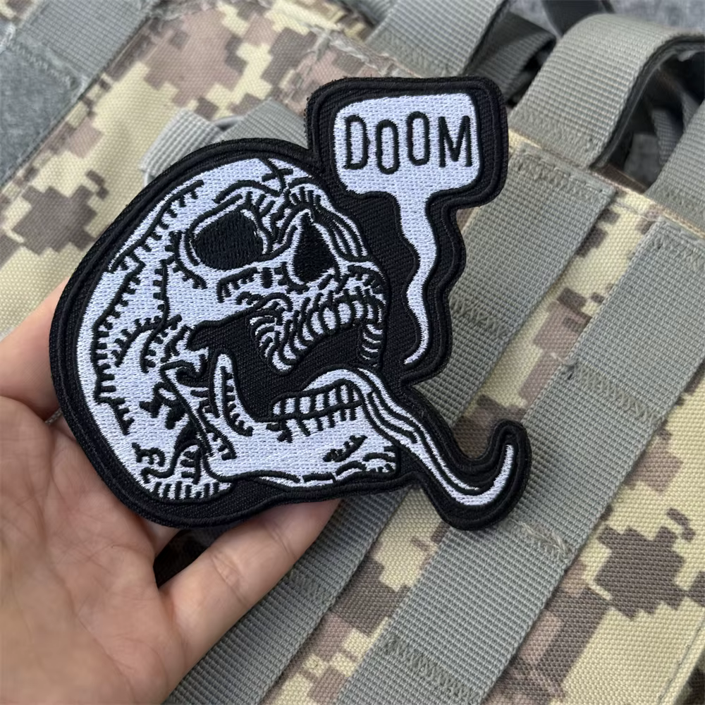 Parche bordado calavera gótica – Táctico para mochila o chaleco - imagen 5