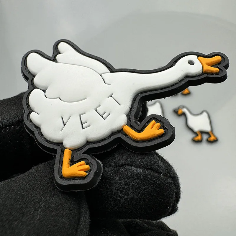 Parche de velcro de pato y Animal de juego de Anime, insignia de moral de PVC de ganso blanco lindo, pegatina de mochila táctica Meme divertida luminosa - imagen 4