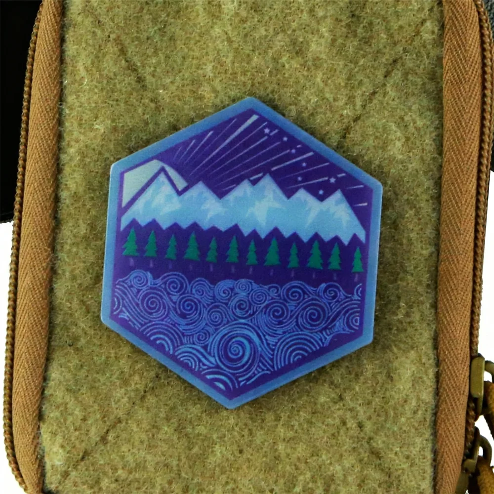 Parche Hexagonal de paisaje de bosque junto al río, brazalete táctico luminoso con impresión UV acrílica de montañas para decoración de bolsos - imagen 2