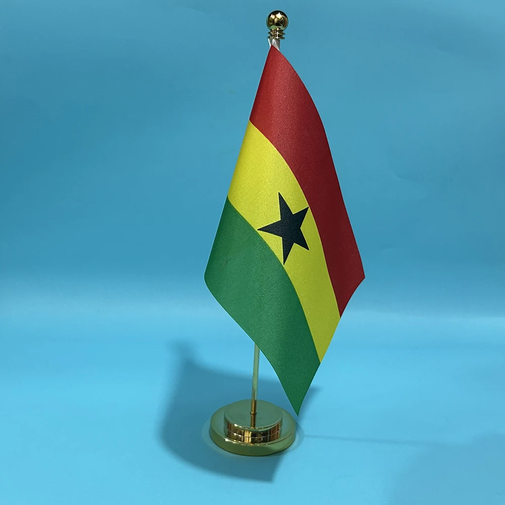 Bandera de Ghana sobre escritorio junto a otros elementos decorativos