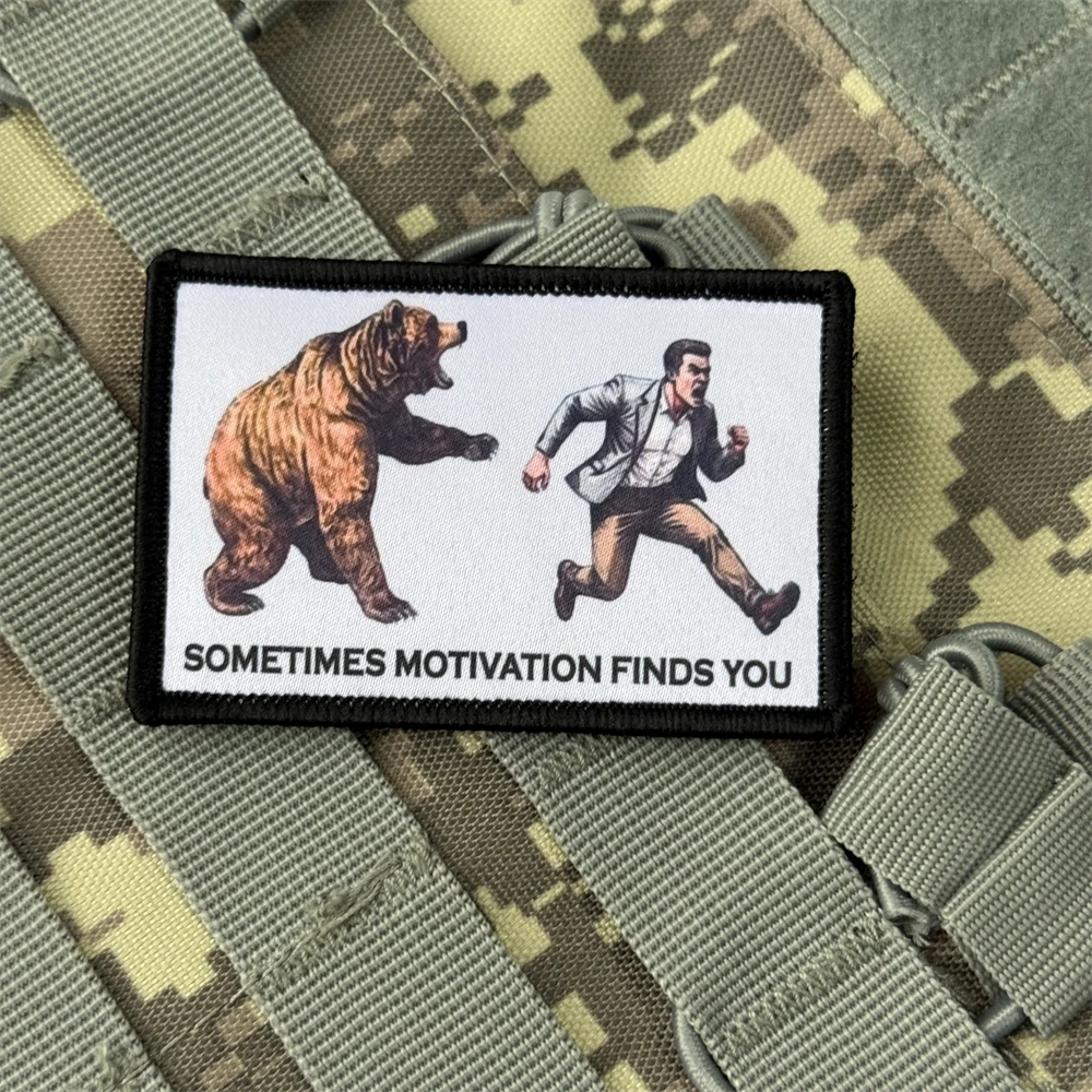 A veces la motivación te encuentra parche táctico moral EE. UU. oso gancho y bucle mochila militar pegatina parches impresos para ropa - imagen 4