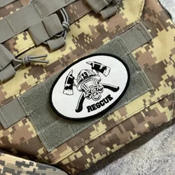 Parche bordado de calavera con hachas cruzadas para mochilas