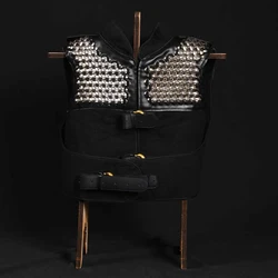 Armadura de hombro antigua con placas y fijaciones, escamas dragón