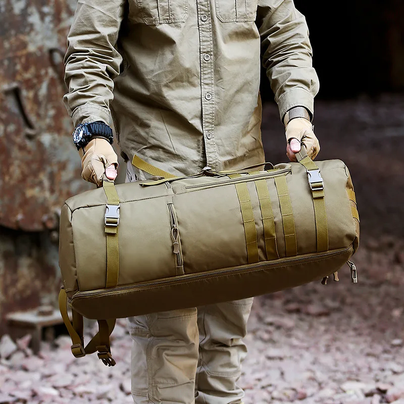 Un hombre con una chaqueta tostada y pantalones de color caqui sosteniendo una bolsa de lona