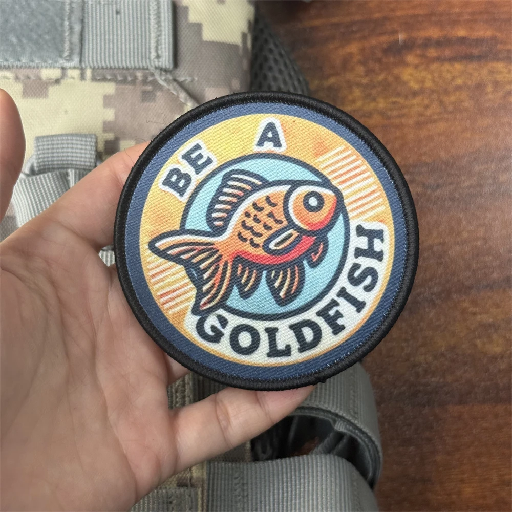 Parches de insignia de moral táctica Be A Goldfish, brazalete del ejército militar, parche de gancho y bucle impreso, pegatina para mochila para ropa - imagen 4