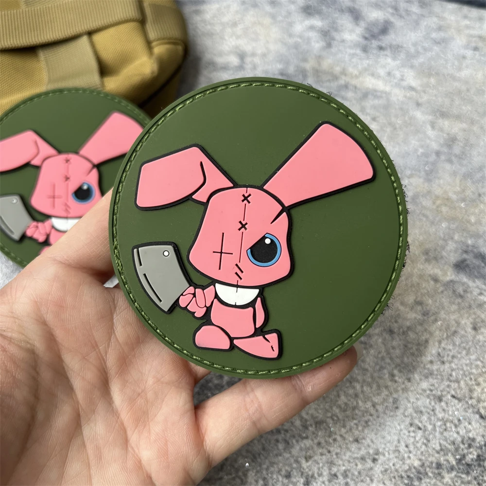 Un conejo rosa sosteniendo un cuchillo, parches de gancho y bucle de PVC para ropa, emblema táctico, insignia de moral militar, pegatinas para mochila