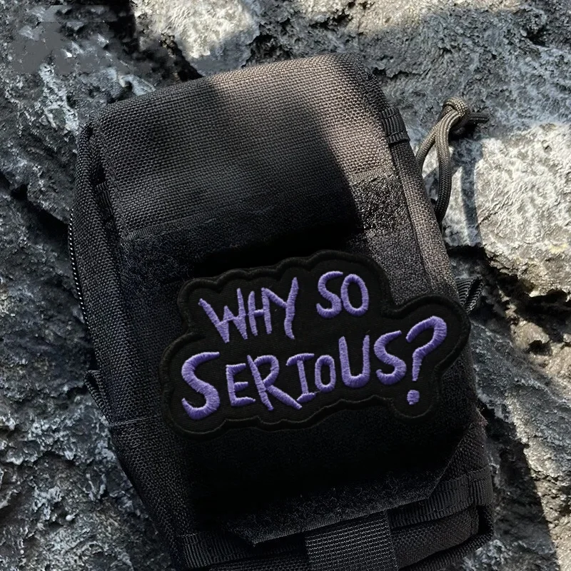 Parche táctico de "¿Por qué tan grave?" moral personalizada, emblema de gancho y bucle, insignia inglesa púrpura de dibujos animados, brazalete, pegatinas de mochila - imagen 2