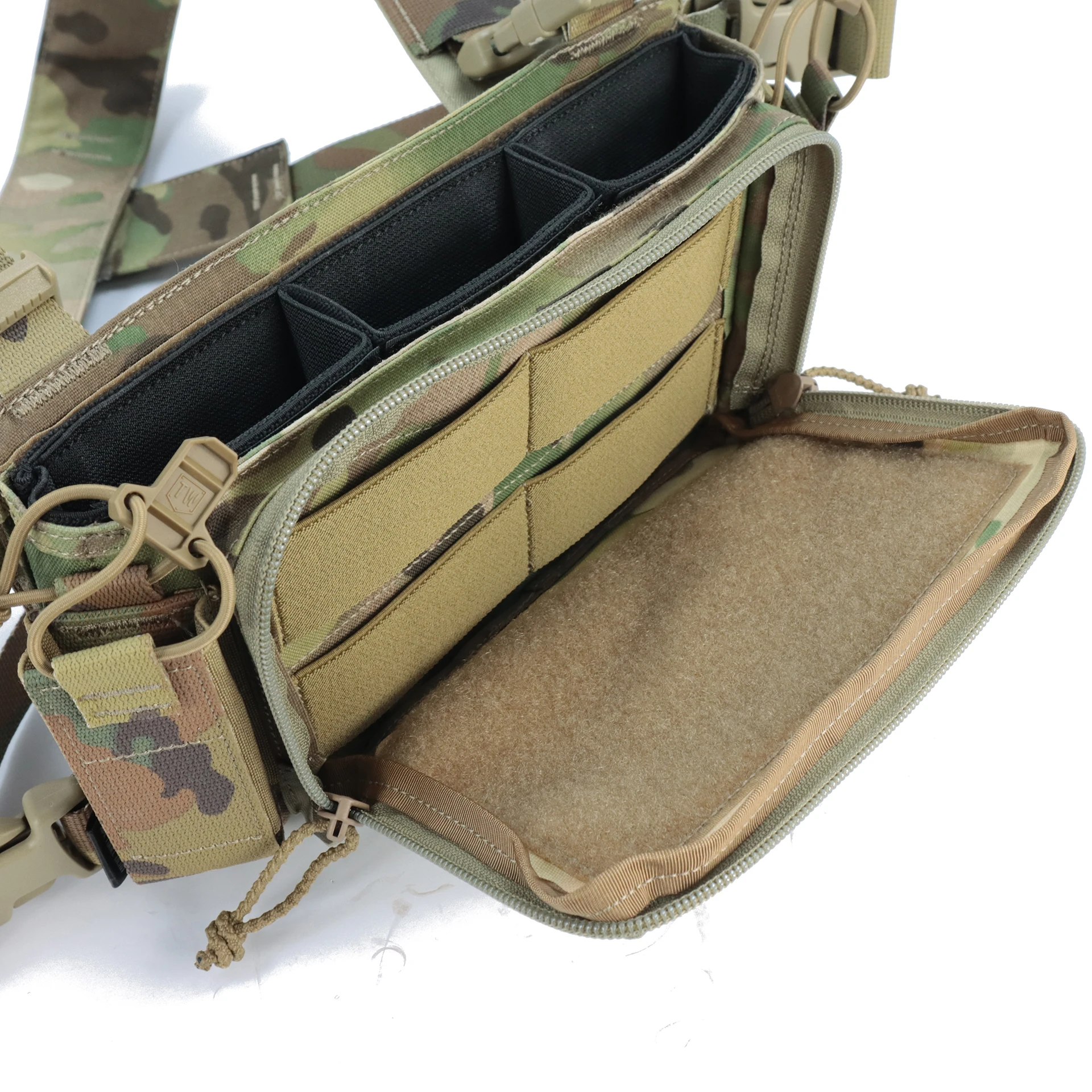 Vista frontal del chest rig desplegado