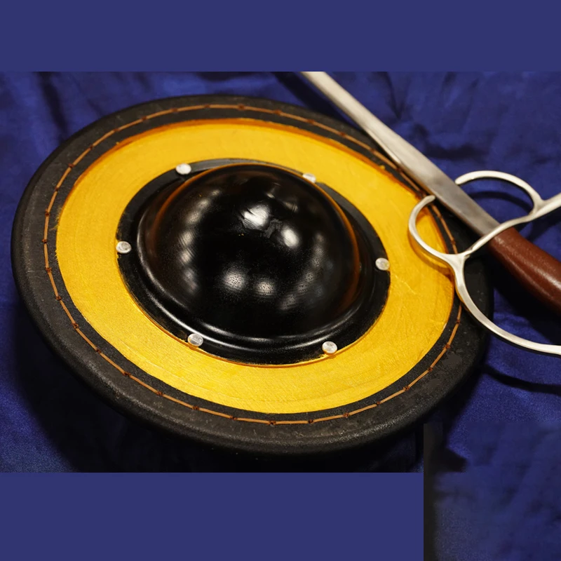 Los soldados HEMA golpean espadas de acero, pequeños escudos redondos, equipo de protección, bordes de escudo de piel de vaca - imagen 3