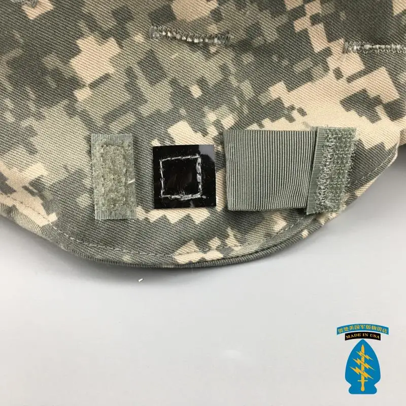 Un sombrero de camuflaje con parches