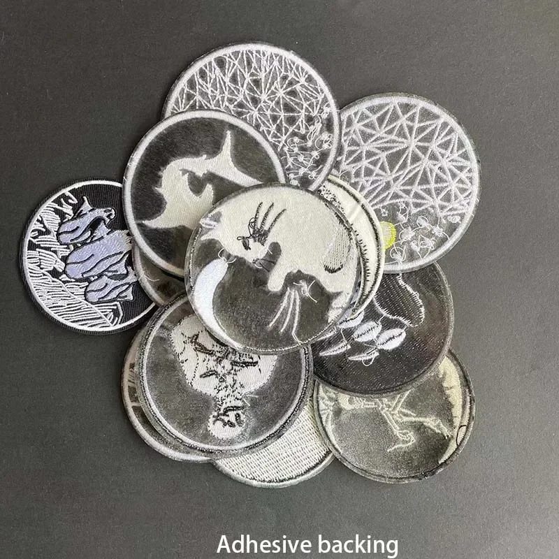 Lobo, pingüino, apliques de tela de montaña bordados, parches para planchar, insignia redonda blanca y negra, pegatinas para ropa, mochila - imagen 3