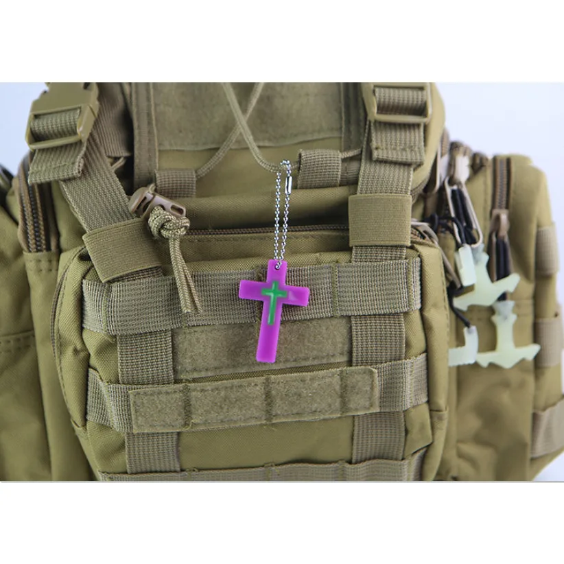 Colgante de Cruz con cremallera luminosa de dos tonos, llavero de resina de cruz sagrada, mochila de contraste, bolso cruzado, decoración de ropa - imagen 5