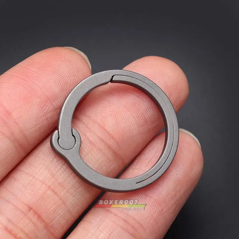 Hebilla de resorte de apertura y cierre Manual de aleación de titanio, llavero elástico creativo para coche, llavero Xiangyun - imagen 3