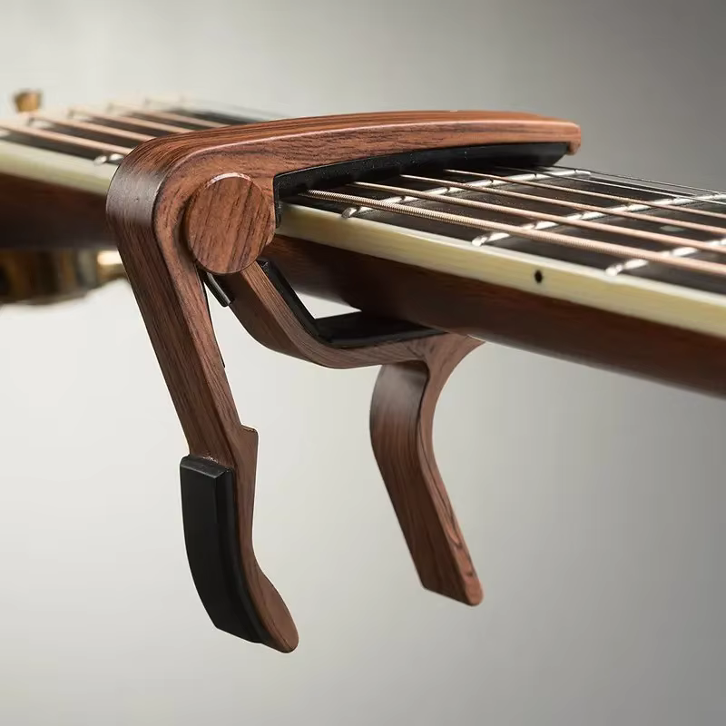 Capo metálico con cojín de silicona para guitarra y ukelele - imagen 4