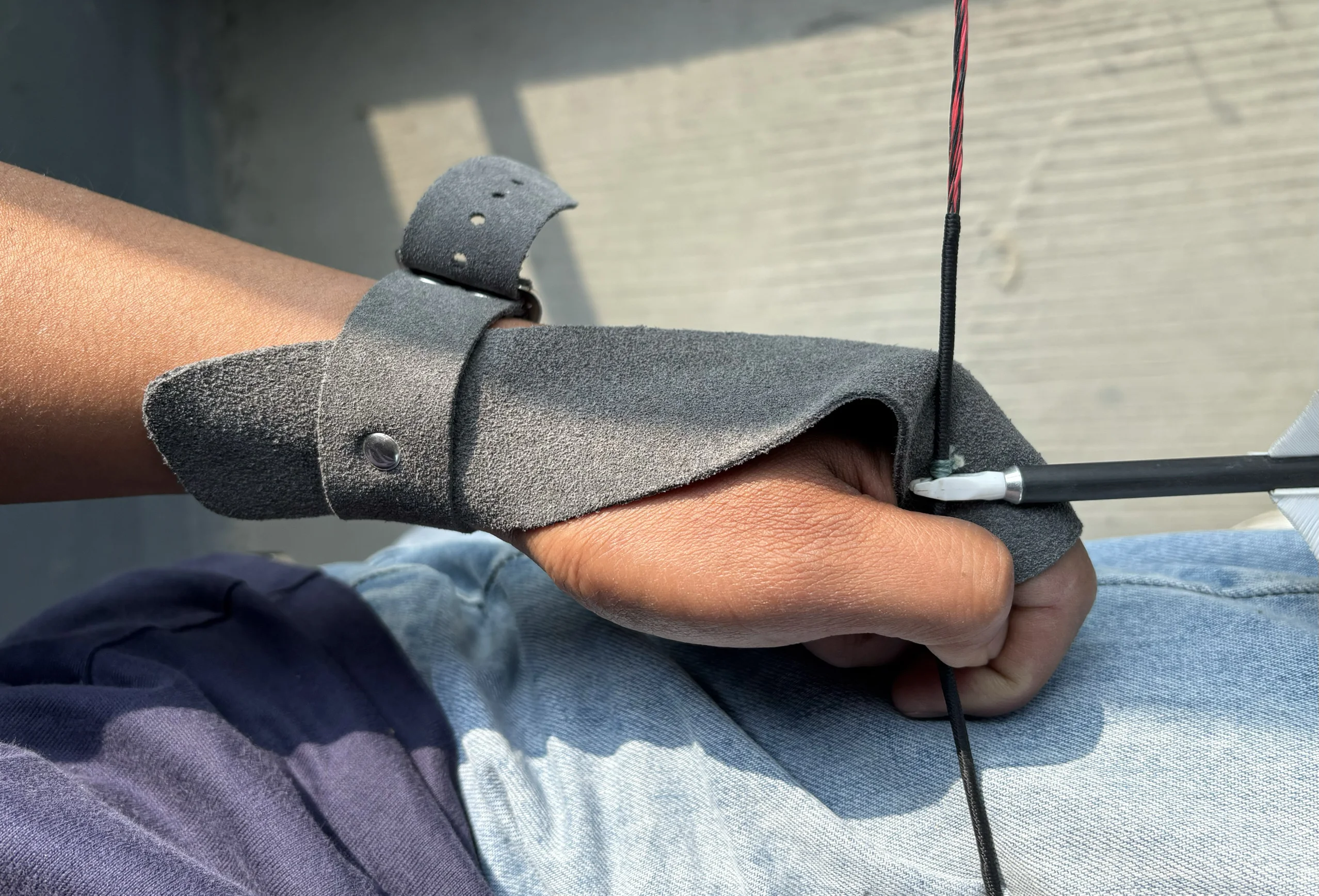 Pestaña de dedo de piel de vaca de grano dividido de gamuza, protección tradicional para los dedos del arco para dibujar la cuerda, equipo protector de tiro con arco - imagen 3