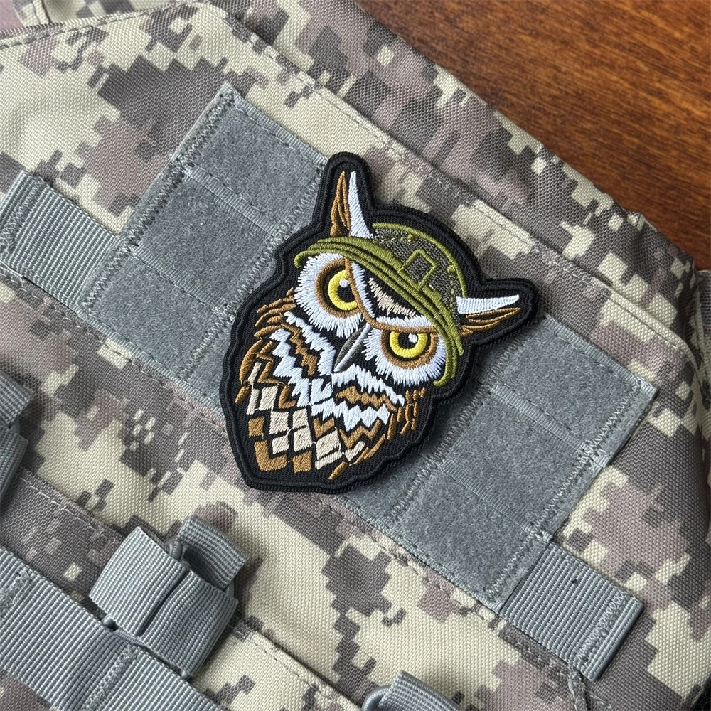 El búho usando un casco Chevron Morale parche táctico militar bordado gancho y bucle parches para ropa mochila pegatina