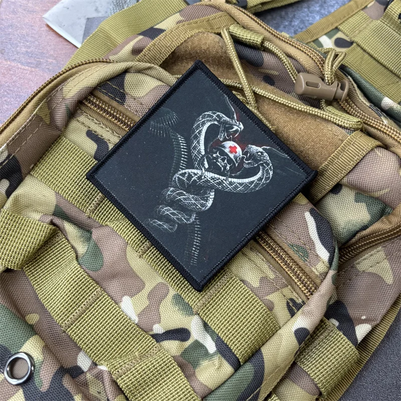 Parche impreso de dos serpientes, insignia de moral militar médica, parches tácticos con gancho, accesorios para mochila y ropa, pegatinas