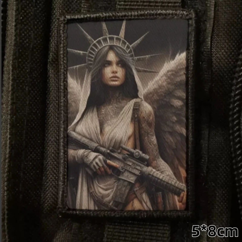 Una foto de una mujer sosteniendo una pistola con alas en la espalda