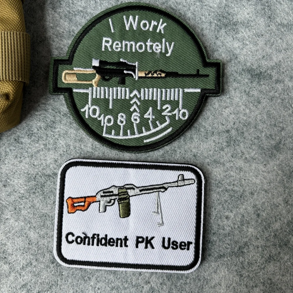 Insignia de moral de trabajo remoto con diseño de rifle de francotirador