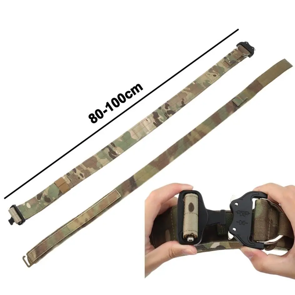 Una persona que sostiene una correa en negro y verde