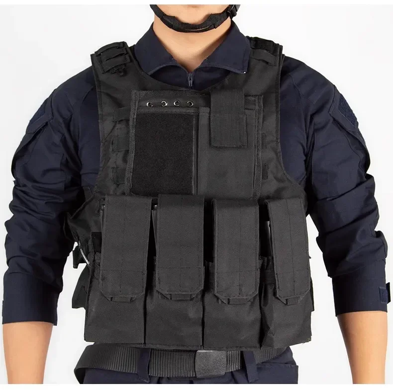 Un hombre con un chaleco negro con bolsillos