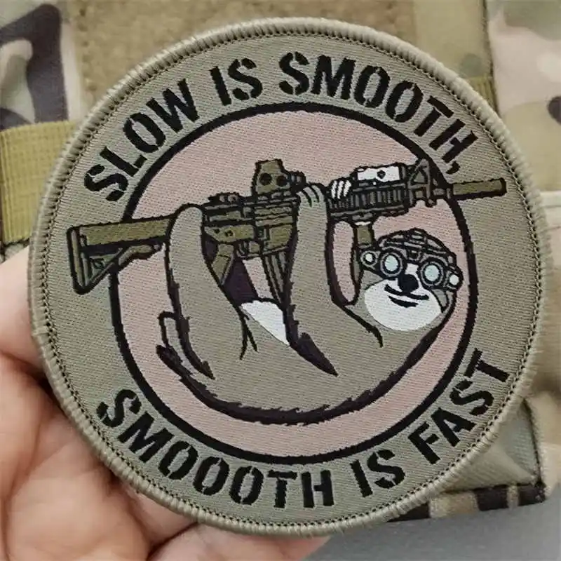 Parche moral 'Slow Is Smooth' con velcro – Para mochila y equipamiento táctico - imagen 5