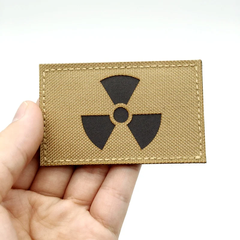 Parches de diseño de símbolo de radiación creativo reflectante IR, apliques tácticos con cierre de gancho y bucle duradero fácil de colocar, 1 ud. - imagen 3