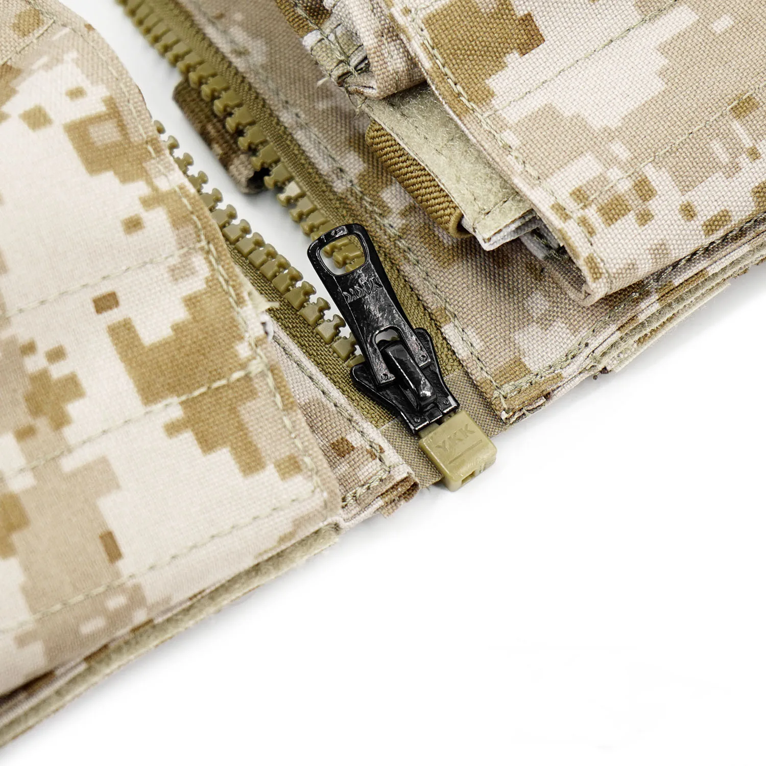 Un cinturón de camuflaje con una hebilla negra
