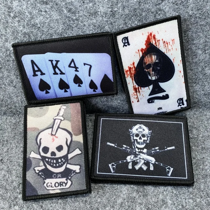 Insignia de moral táctica AK47, brazalete de esqueleto de póker, insignia de arma, gancho y bucle, doble pistola, parche militar de Calavera, pegatina de mochila - imagen 2