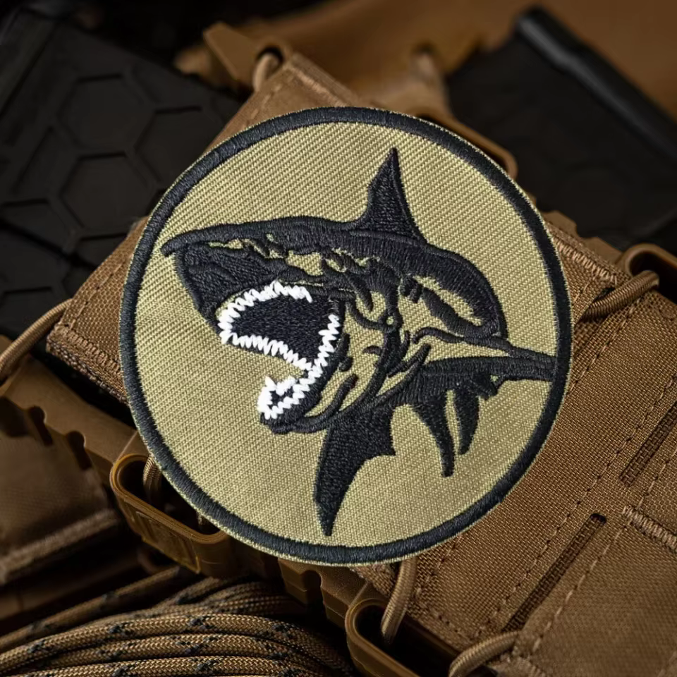 Parche táctico Shark gancho y bucle bordado para mochila - imagen 4