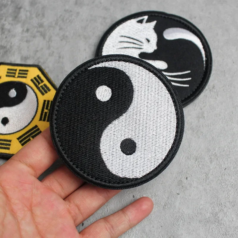 Parches bordados de velcro en la ropa, insignias de gato blanco y negro, Tai Chi, Yin Yang, pegatinas decorativas, brazalete de moral de Kung Fu - imagen 4