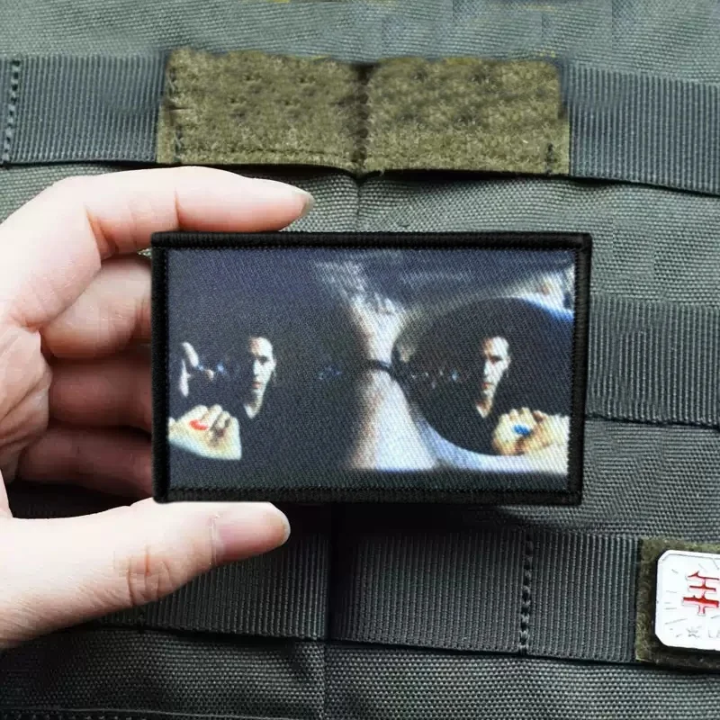 Parche de película Morpheus Red Pill Matrix para ropa, insignias de moral táctica, parches militares con gancho impreso, pegatinas para mochila
