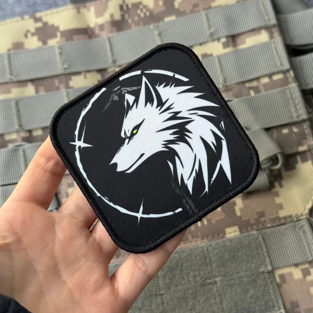 Parche táctico lobo blanco con gancho MOLLE para mochilas y exterior - imagen 3
