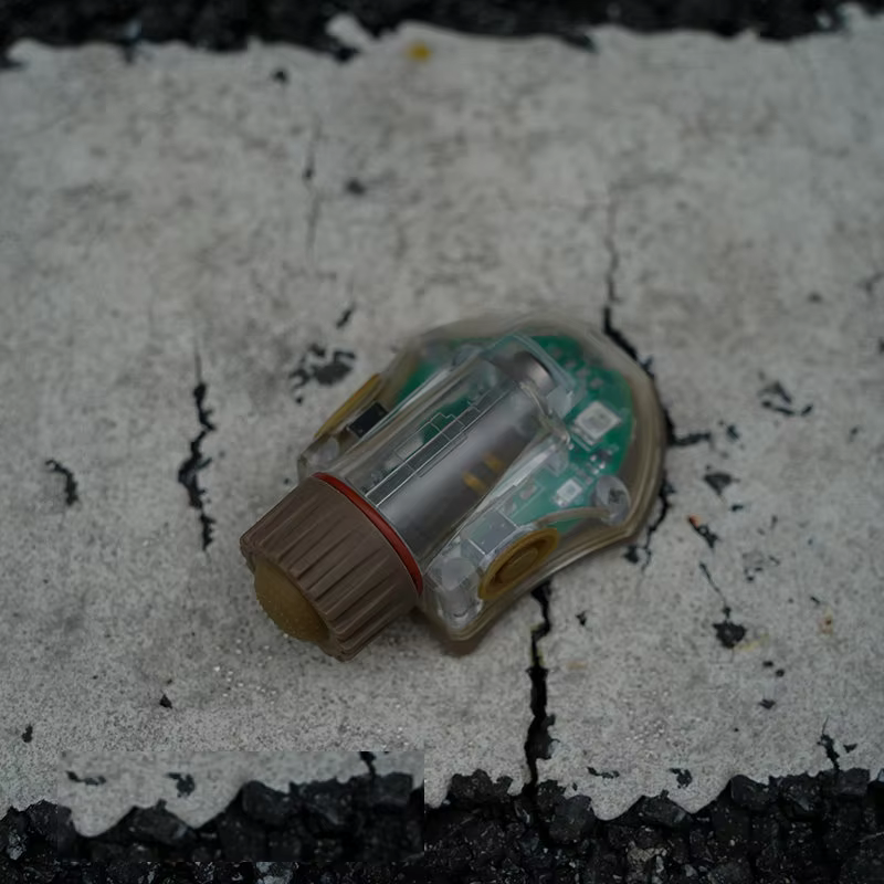 Luz táctica IR impermeable con estroboscópica y soporte casco - imagen 5