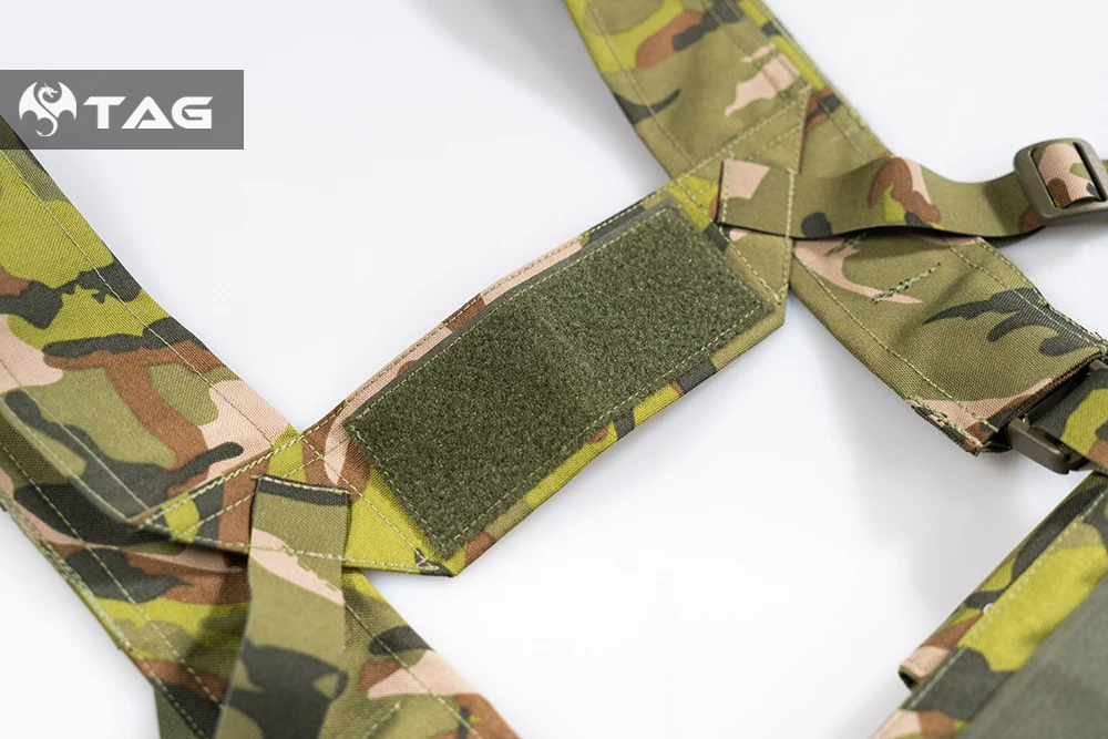Una correa de camuflaje con una bolsa verde adjunta
