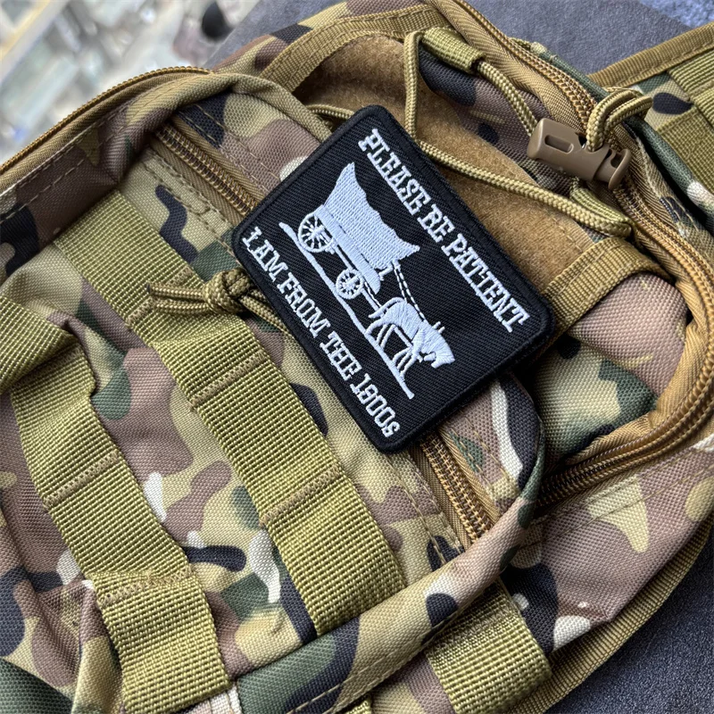 Parche bordado táctico "por favor sea paciente, soy de los años 1900", insignia de moral, parches con gancho, pegatinas para mochila