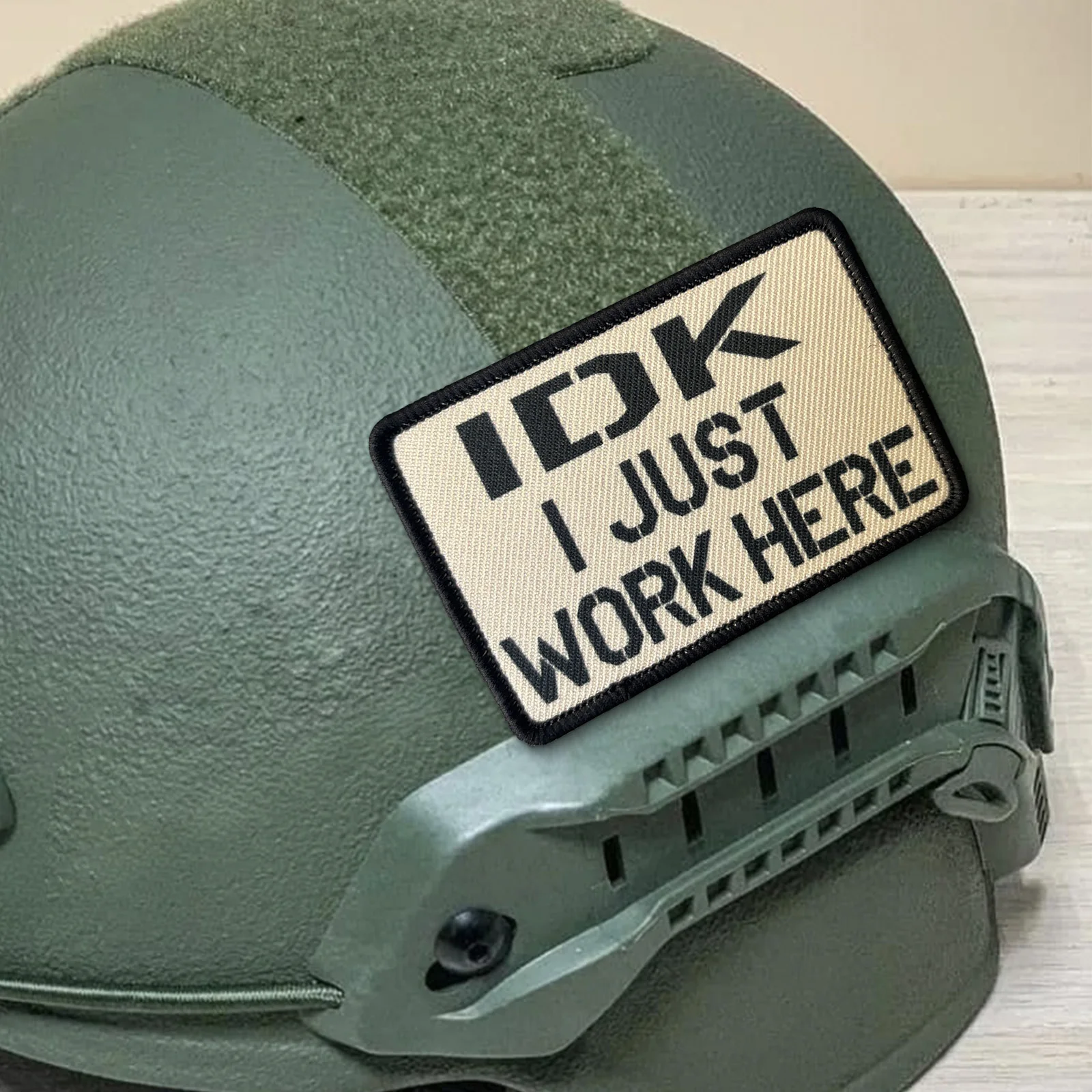 Parche táctico Idk I Just Work Here Tan Morale – insignia militar