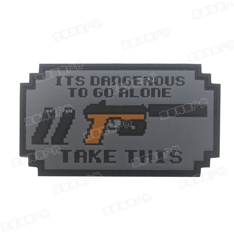 La arma Q está peligrosa para ir solo. Tome este pegatina mágica de plástico suave de PVC, parches militares de costura para gancho y anillo de ropa - imagen 5