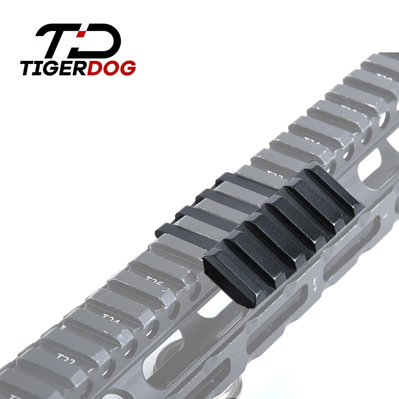 Adaptador offset Picatinny 30° – Perfil bajo para luz láser y mira