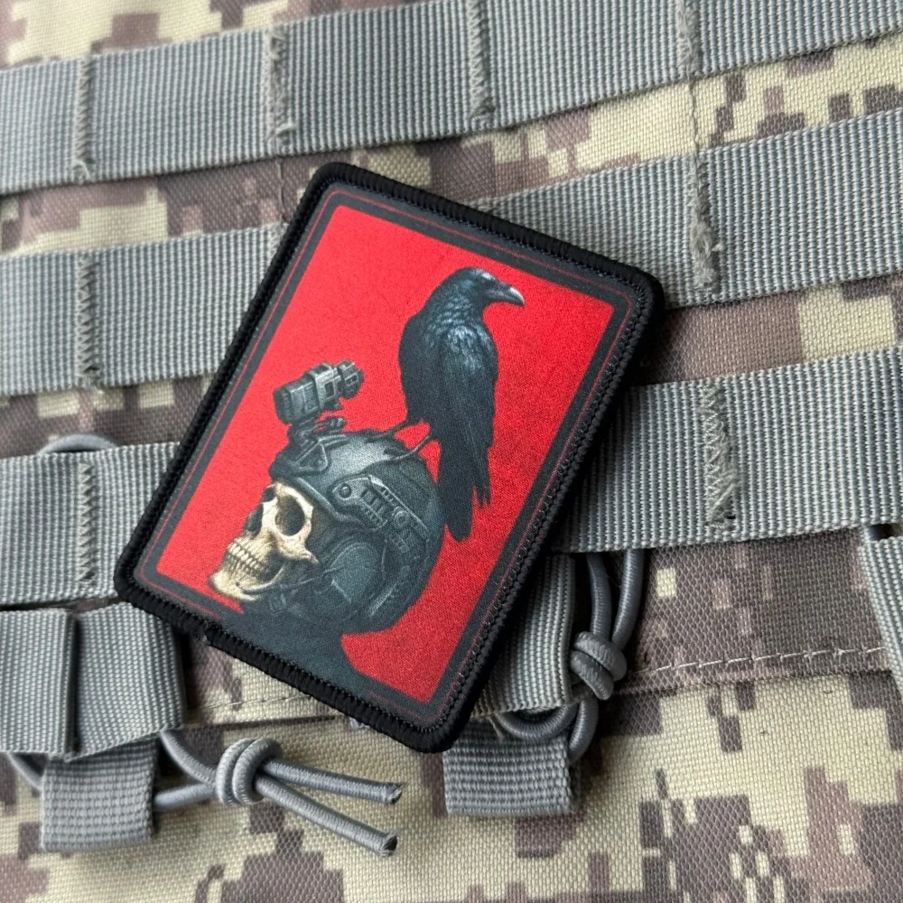 Parche táctico bordado calavera y cuervo con velcro - imagen 4