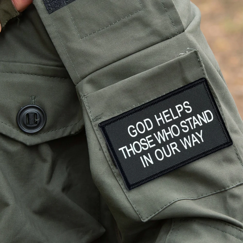 Dios ayuda a ese, mucho esta en nuestra manera, parche táctico de moral, parche de gancho y bucle, insignia militar Chevron, brazalete, pegatinas para mochila