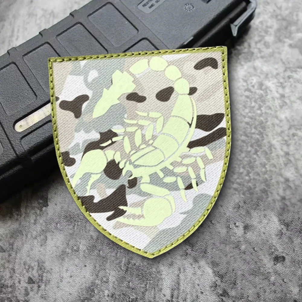 Parche táctico luminoso de moral de escorpión, parche divertido de gancho y bucle, insignia militar, brazalete, pegatinas para mochila - imagen 5
