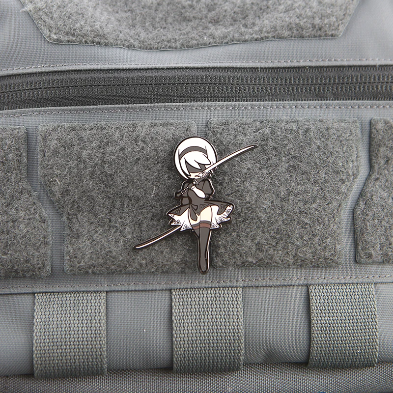 Paquete de chica joven insignia de moral Nier Machinery Era 2B dibujos animados de Metal creativo y encantador parche de gancho y bucle bolsa pegatinas tácticas - imagen 5