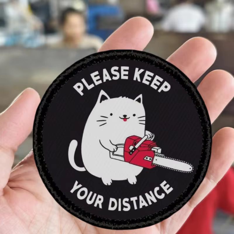 Parche moral Keep a Distance From the Cat – Estampado táctico velcro - imagen 4